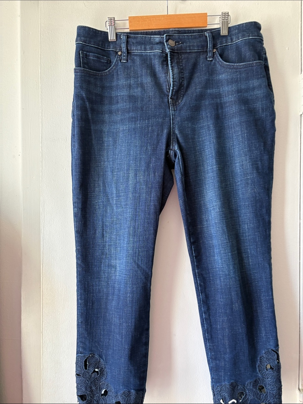 Chico's sz 1.5P Indigo Cropped Jeans with Eyelet Hem
